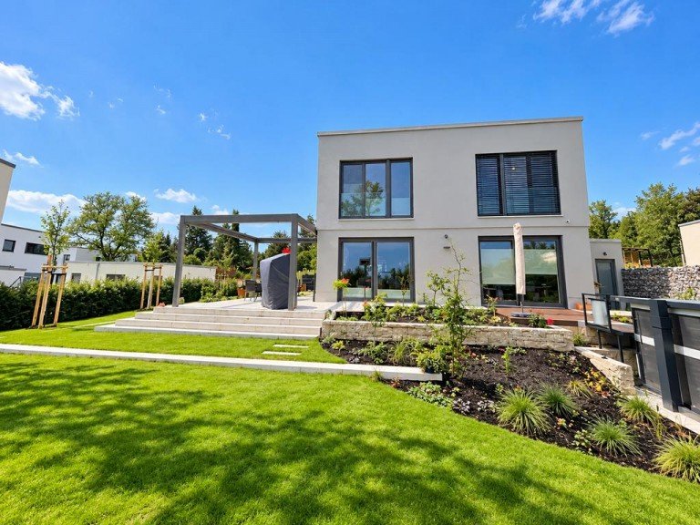 Gartenansicht Erfurt Haus EXKLUSIVE LUXUSVILLA MIT DOMBLICK, POOL UND H�CHSTEM WOHNKOMFORT