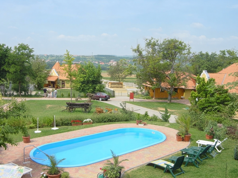 Aussengel�nde mit Pool Pensionen Cserszegtomaj