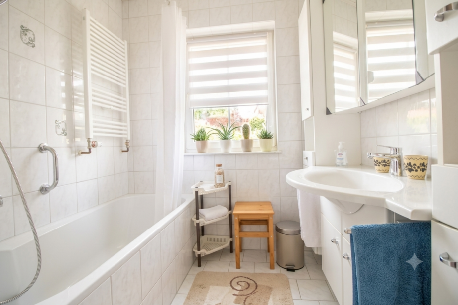 Bad mit Wanne, EG Einfamilienhaus Markvippach